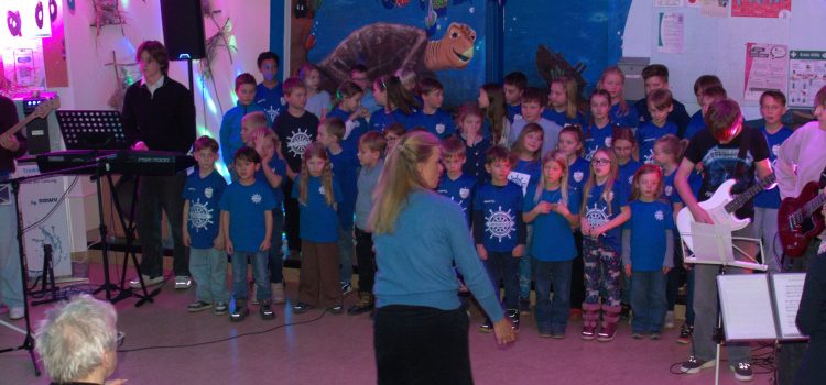 Inselschule lässt den lebendigen Adventskalender laut werden Inselschule lässt den lebendigen Adventskalender laut werden