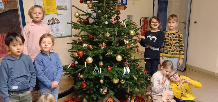 Weihnachtsbaum wird geschmückt! Weihnachtsbaum wird geschmückt!