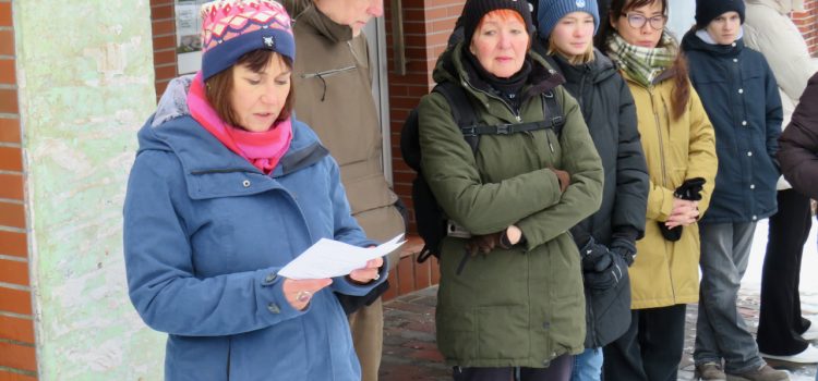Schülerinnen und Schüler und Heimatverein gedachten der Holocaust-Opfer Schülerinnen und Schüler und Heimatverein gedachten der Holocaust-Opfer